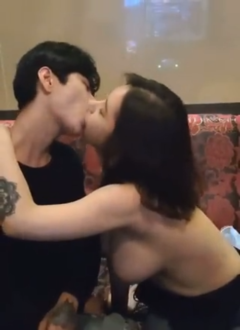2 thằng đi karaoke bú chung 1 em