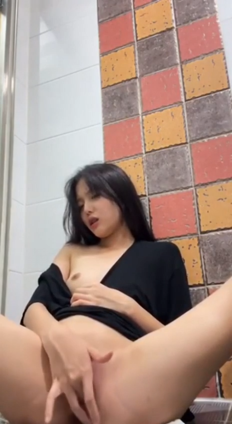 Em tự sướng trong nhà tắm
