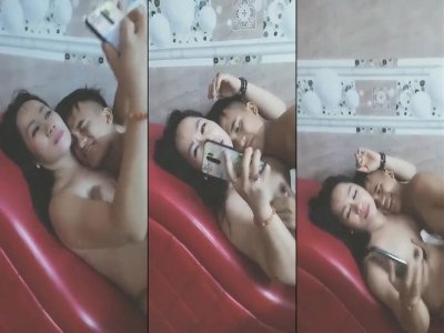Bị 2 chị gái vắt kiệt sức em trai chỉ biết nằm im cho quay